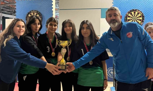 Tercan Anadolu Lisesi kız dart takımı birinci oldu
