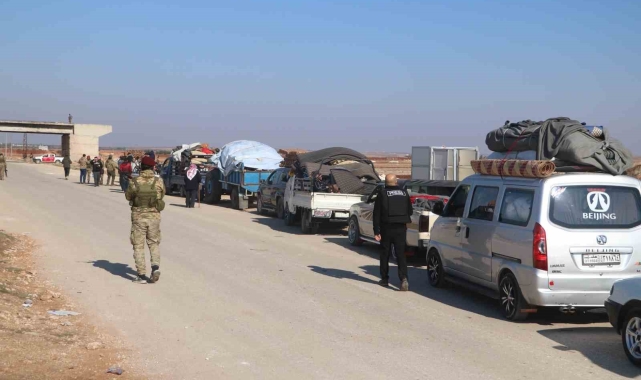 Terör örgütü PKKYPG'den temizlenen Tel Rıfat'ta 8 yıl mahsur kalan Suriyeliler Afrin'e doğru yola çıktı