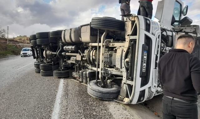 Tır kayganlaşan yolda devrildi; 1 yaralı