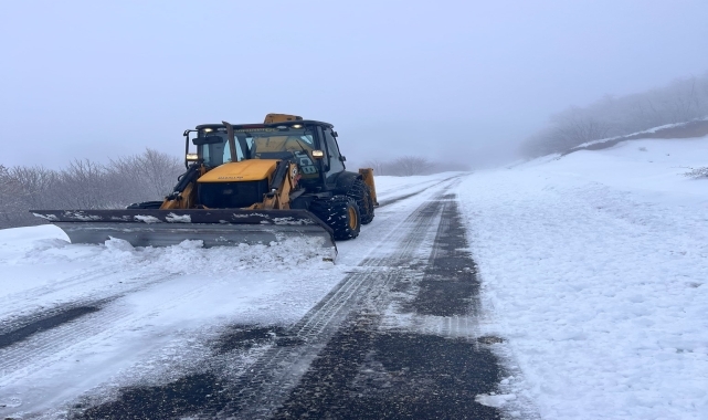 Tokat&#039;ta kara saplanan ambulansı İl Özel İdaresi ekipleri kurtardı