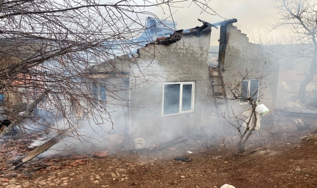 Tokat'ta tek katlı ahşap ev çıkan yangında kullanılmaz hale geldi