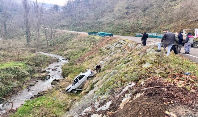Trabzon'da dere yatağına devrilen otomobildeki 4 kişi yaralandı
