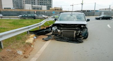 Trabzon'da devrilen otomobildeki baba ile oğlu yaralandı