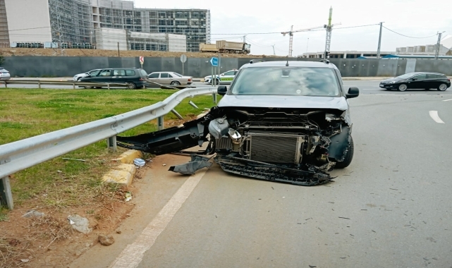 Trabzon'da devrilen otomobildeki baba ile oğlu yaralandı