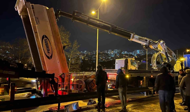 Trabzon'da seyir halindeki kamyon damperi tabelaya çarptı