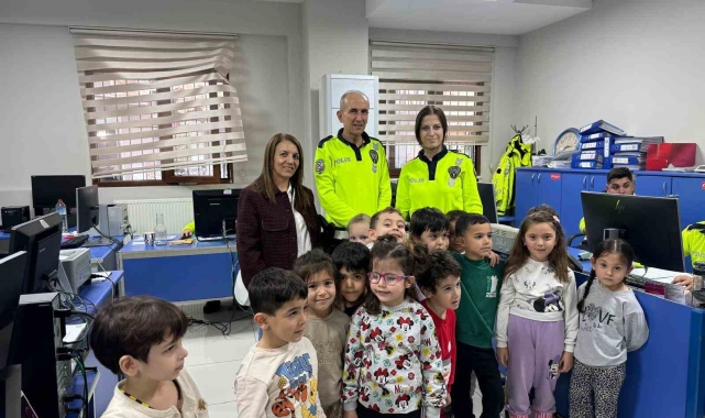 Trafik ekipleri minik öğrencileri ağırladı