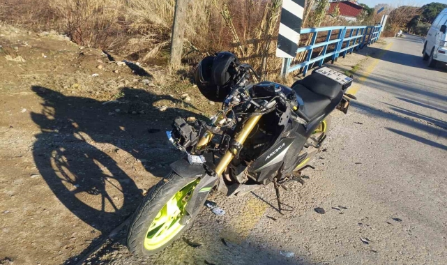 Traktör ile çarpışan motosiklet sürücüsünü kaskı kurtardı