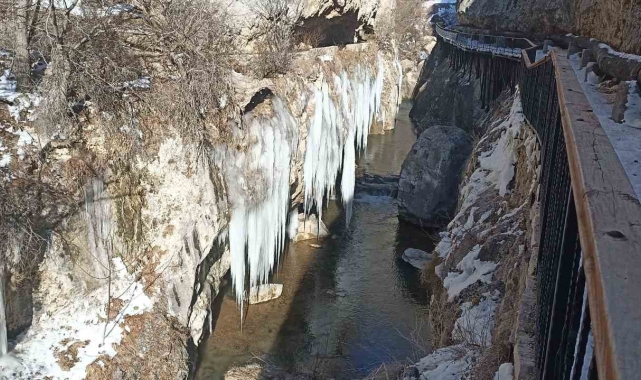Turistik vadide dev buz sarkıtları oluştu