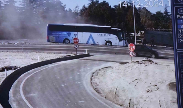 Turistleri taşıyan otobüs, iş makinesine böyle çarptı