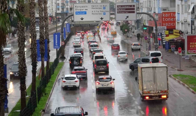 Turuncu kodla uyarılan Antalya güne yağışla başladı