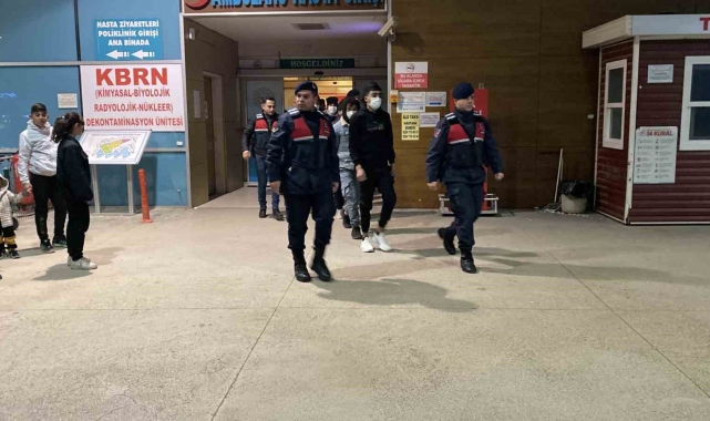 Ülkeye kaçak yollarla giren 13 göçmen, jandarma ekipleri tarafından yakalandı