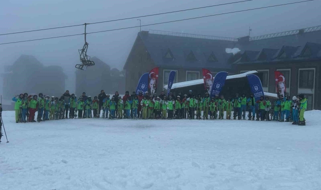 Uludağ'da öğrencilerin kayak heyecanı