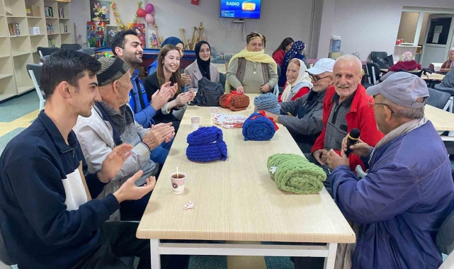 Üniversite öğrencilerinden huzurevine ziyaret