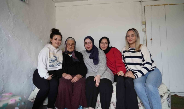 Üniversite öğrencisi genç kızlardan 98 yaşındaki Hüsniye nineye duygulandıran dokunuş