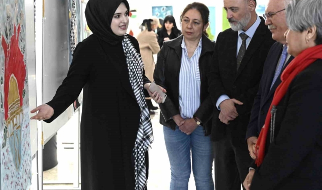 Uşak Üniversitesi öğrencileri Filistin'de yaşanan katliama sanatla dikkat çekti