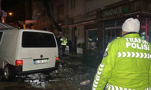 Uşak'ta iki araç çarpıştı: 1'i ağır 2 yaralı
