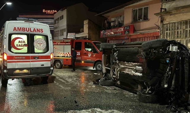 Uşak'ta otomobille çarpışan cip elektrik panosuna çarpıp devrildi: 2 yaralı