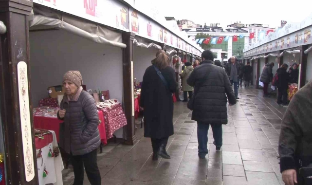 Üsküdar'da kadın el emeği ürünler yılbaşı pazarında satışa çıktı