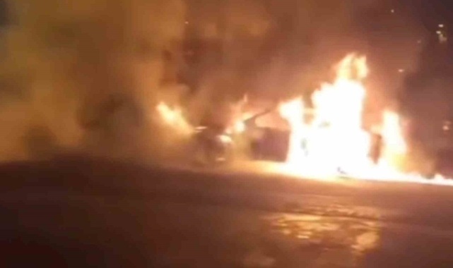 Üsküdar'da otomobil alev alev yandı