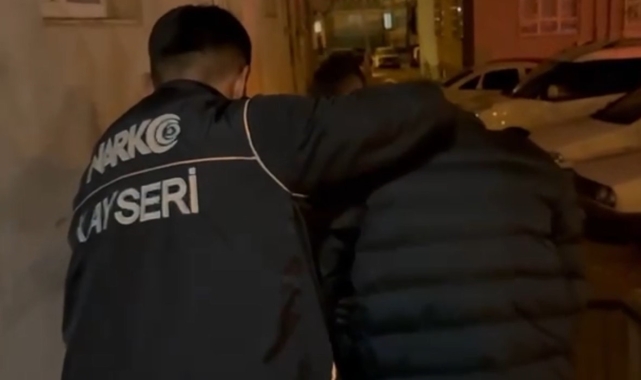 Uyuşturucu tacirleri polisten kaçamadı