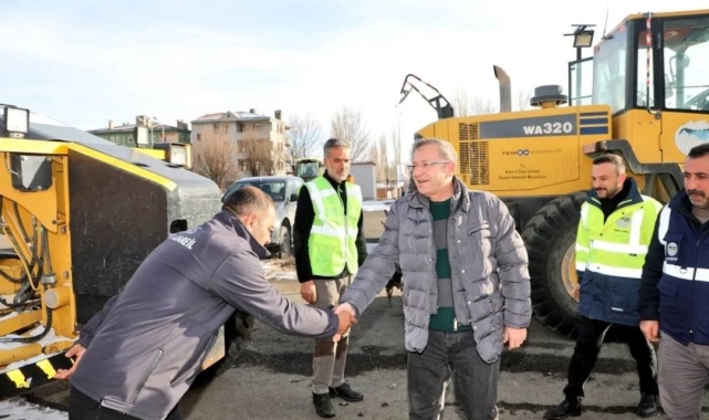 Vali Polat, karla mücadele ekipleriyle bir araya geldi