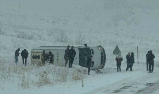 Van-Yüksekova karayolunda minibüs yolda çıkarak yan yattı