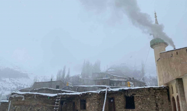 Van&#039;ın Bahçesaray ilçesinde kar yağışı