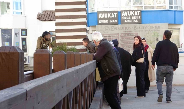 Vatandaşlar otobüs seferlerini bıraktı, üst geçide çıkan genç için seferber oldu