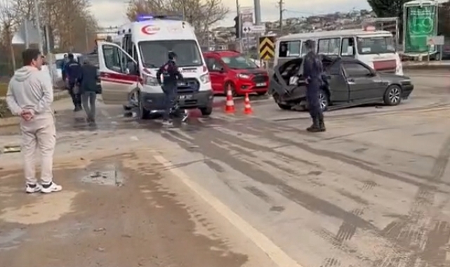 Yalova'da iki otomobil çarpıştı: 3 yaralı
