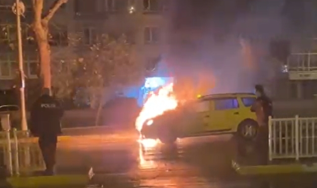 Yalova'da taksi alevlere teslim oldu