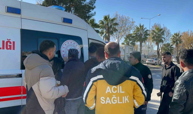 Yıkım esnasında bina iş makinesinin üzerine çöktü