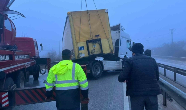 Yoğun sis kazaları beraberinde getirdi, D100'de trafik felç oldu
