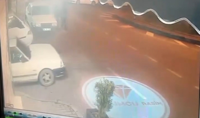 Yola dikkatsiz çıkan otomobil motosiklete çarptı