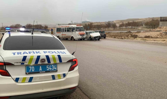 Yolcu minibüsü ile otomobil çarpıştı: 1 yaralı