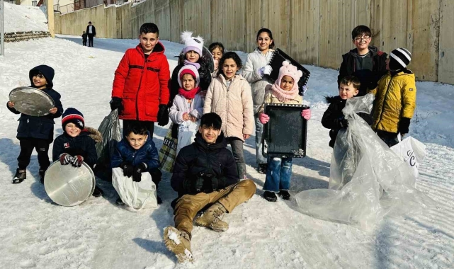 Yüksekova'da çocukların kayak keyfi