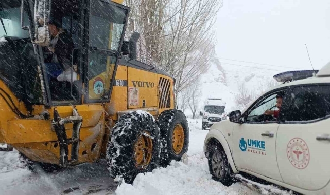 Yüksekova&#039;da ekipler seferber oldu: Yolları kapanan köylerdeki 8 hastayı kurtardı