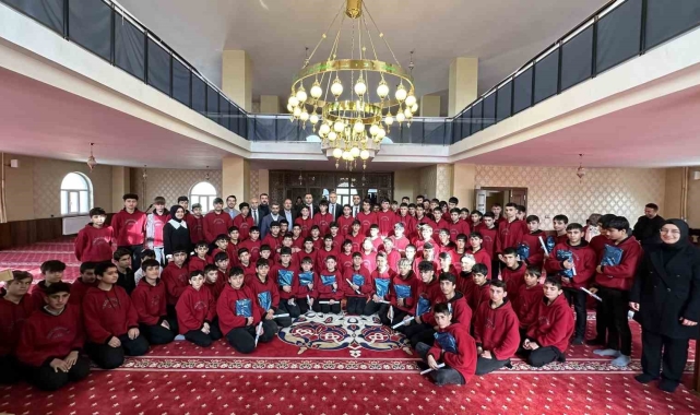 Yüksekova'da Kur'an-ı Kerim'e geçen öğrenciler için tören