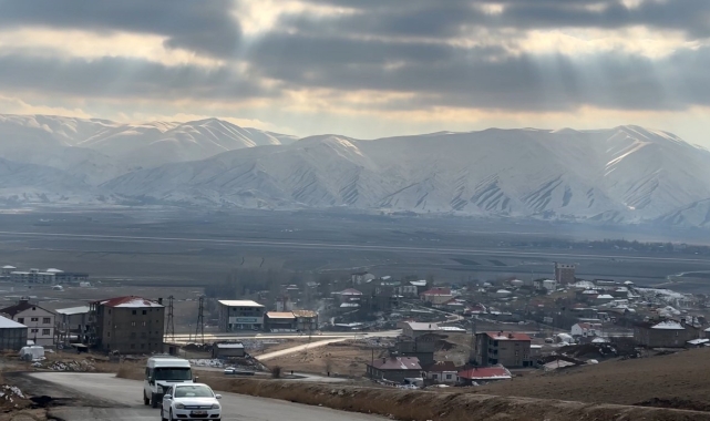 Yüksekova'nın etrafını saran dağlar karla kaplandı