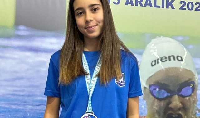 Yunusemreli yüzücü Elif Aşanlı'dan gümüş madalya