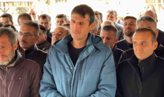Yürek burkan görüntü: Zehirlenerek ölen anne ve 3 evladı yan yana defnedildi