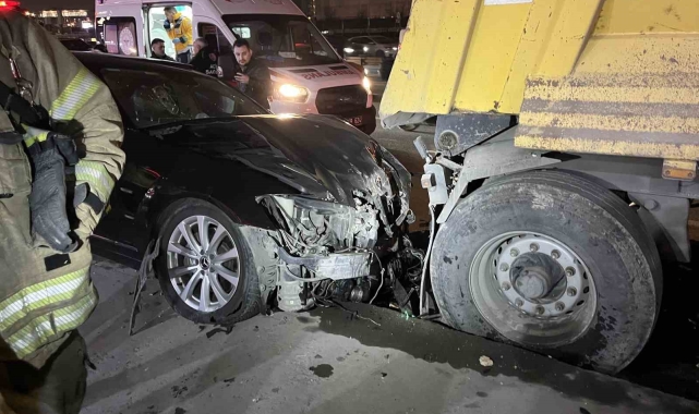 Zeytinburnu E-5'te otomobil polis aracına çarptı: 3 yaralı