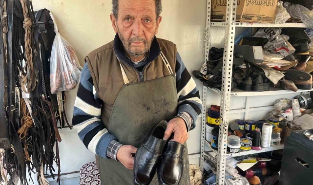 102 yaşındaki makinesiyle 57 yıldır eski ayakkabıları yeniliyor