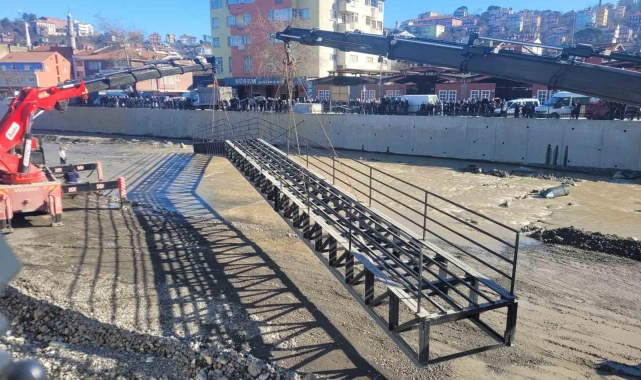 2,5 yıl önce sel sularına kapılmıştı, ilçeyi birbirine bağlayan üst geçit yeniden yerine konuldu