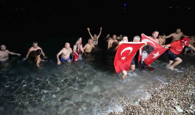 2025'i denizde karşıladılar: "Deniz çok sıcak, terledik"