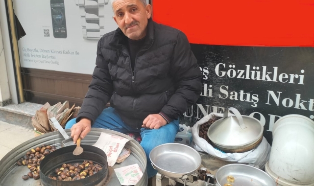 43 yıldır aynı köşede kestane satıyor