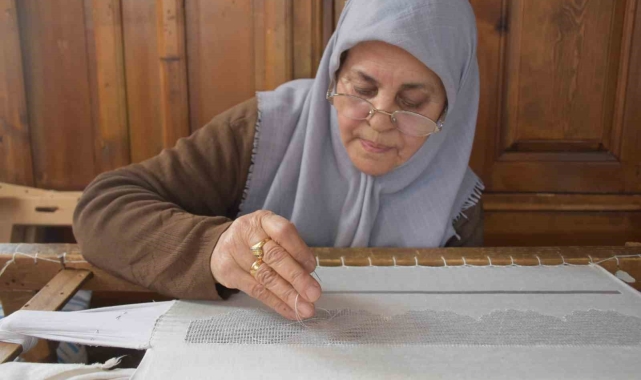 70 yaşındaki kadın usta 200 bin TL'lik Antep işi sanat işliyor