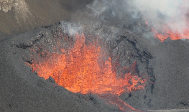 ABD'nin Hawaii adasındaki Kilauea Yanardağı lav püskürttü
