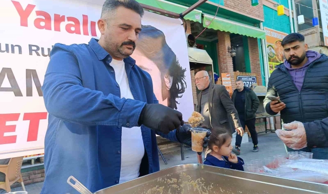 Adana'da sanatçı Ferdi Tayfur için helva dağıtıldı