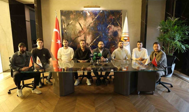 Adanaspor'dan 4 yeni transferi için toplu imza töreni
