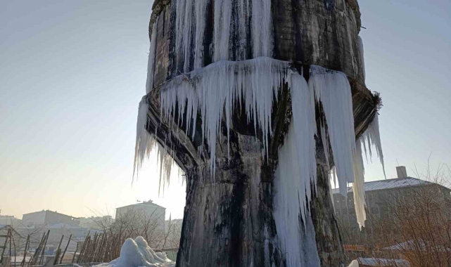 Ağrı'da su deposu buzla kaplandı